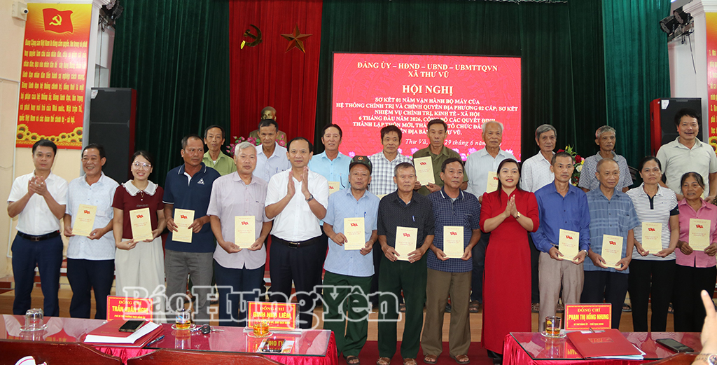 Lãnh đạo xã Vũ Thư tặng quà chia tay cán bộ các thôn nghỉ công tác.