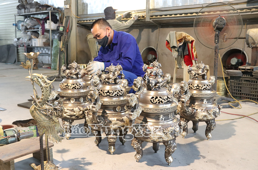 Một số sản phẩm đúc đồng của 1 cơ sở sản xuất trên địa bàn xã Thư Vũ.