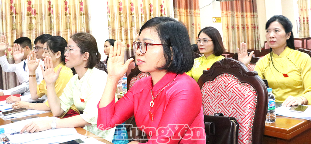 Các đại biểu biểu quyết thông qua Nghị quyết tại kỳ họp.