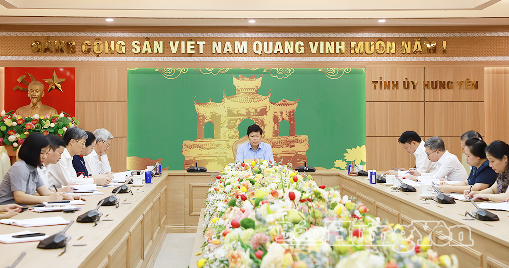 Đồng chí Trần Quốc Toản, Phó Bí thư Thường trực Tỉnh ủy, Chủ tịch Ủy ban MTTQ Việt Nam tỉnh và các đại biểu dự hội nghị.