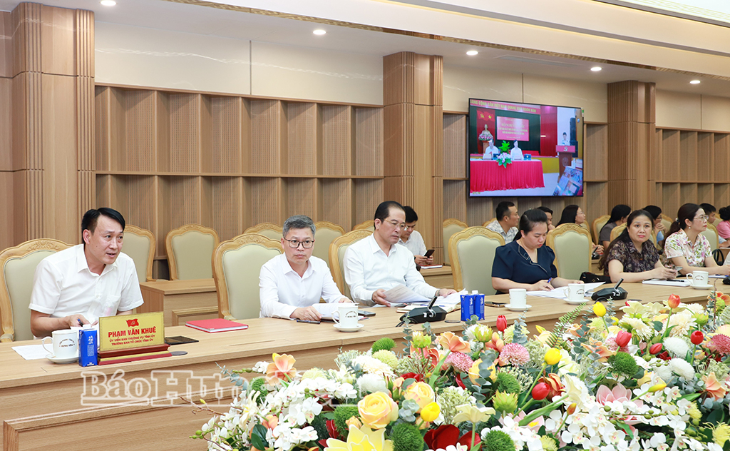 Đồng chí Phạm Văn Khuê, Ủy viên Ban Thường vụ Tỉnh ủy, Trưởng ban Tổ chức Tỉnh ủy và các đại biểu dự hội nghị.