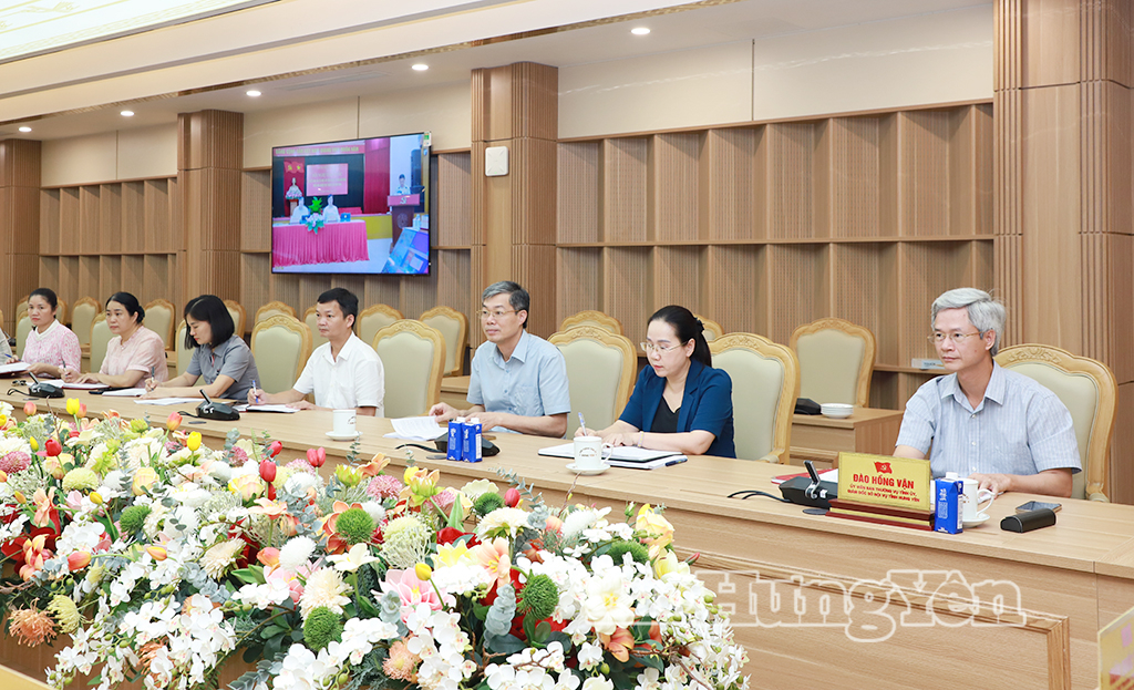 Đồng chí Đào Hồng Vận, Ủy viên Ban Thường vụ Tỉnh ủy, Giám đốc Sở Nội vụ và các đại biểu dự hội nghị.
