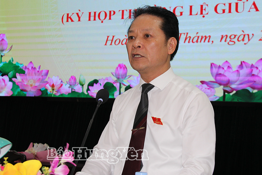 Lãnh đạo xã Hoàng Hoa Thám phát biểu khai mạc kỳ họp.