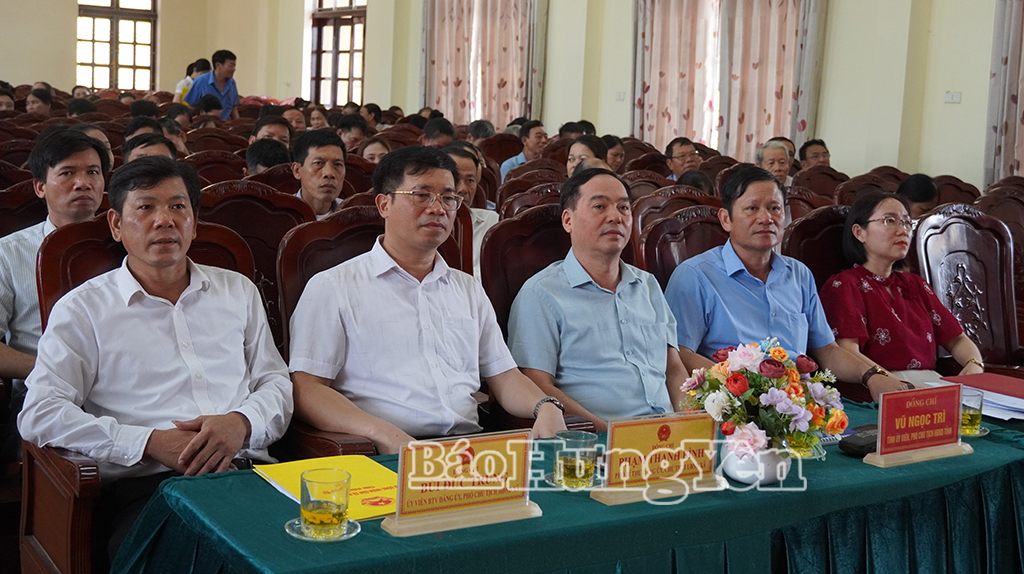 Đồng chí Vũ Ngọc Trì, Phó Chủ tịch HĐND tỉnh và lãnh đạo xã Nam Thụy Anh dự hội nghị.