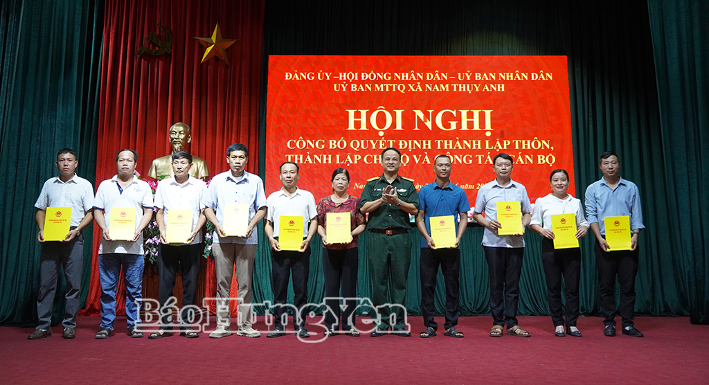 Lãnh đạo Ban Chỉ huy Quân sự xã Nam Thụy Anh trao quyết định cho thôn đội trưởng sau sắp xếp.
