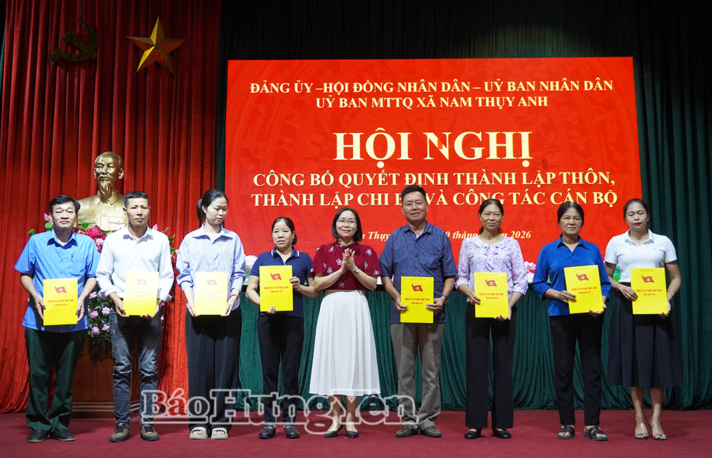 Lãnh đạo xã Nam Thụy Anh trao quyết định cho trưởng ban công tác mặt trận thôn sau sắp xếp.