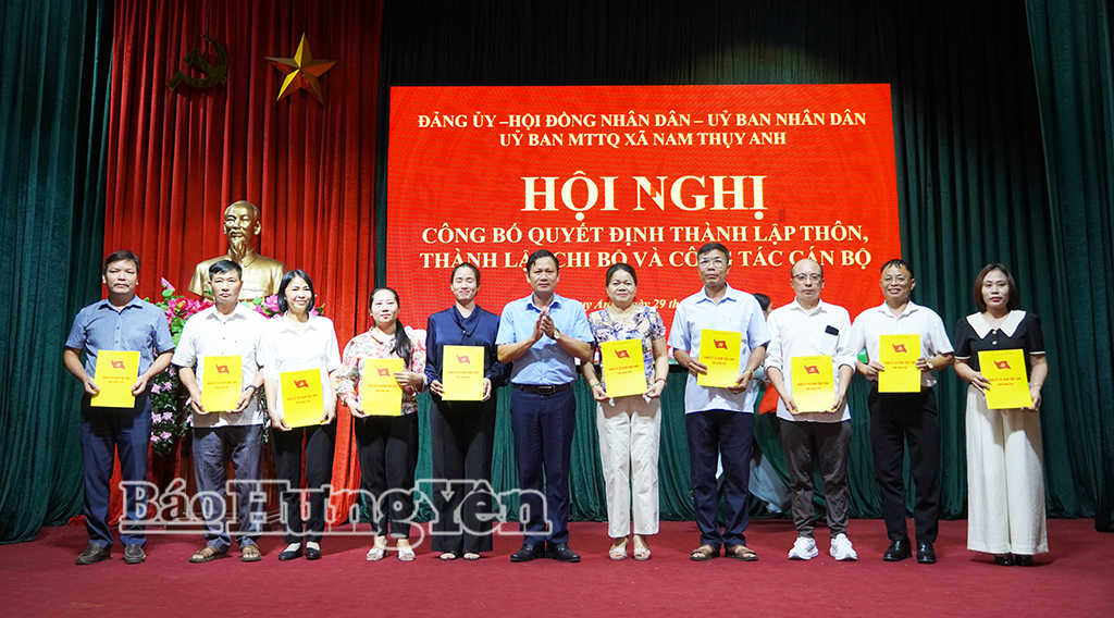 Lãnh đạo xã Nam Thụy Anh trao quyết định cho các bí thư chi bộ sau sắp xếp.
