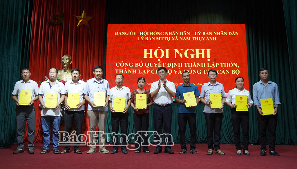Lãnh đạo xã Nam Thụy Anh trao quyết định cho các đồng chí trưởng thôn sau sắp xếp.