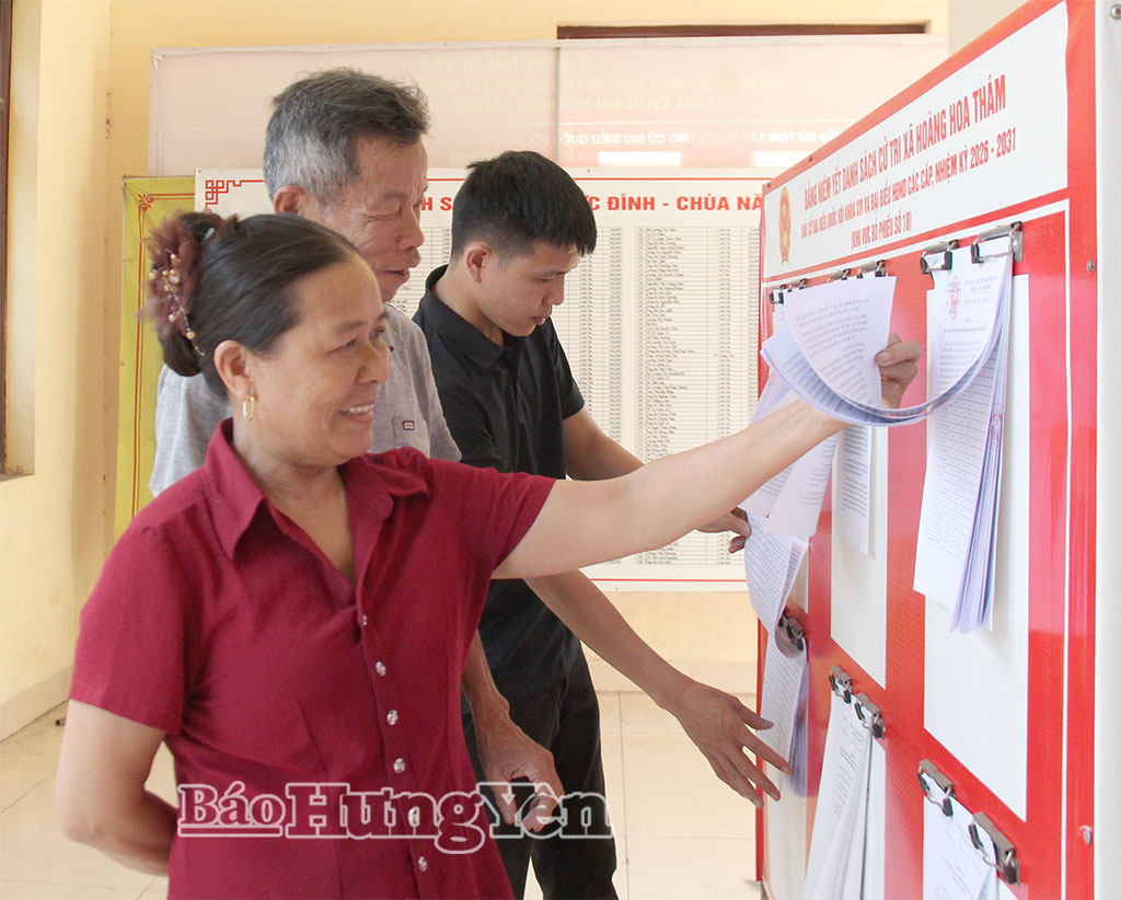 Người dân xã Hoàng Hoa Thám tìm hiểu thông tin vềsắp xếp thôn.