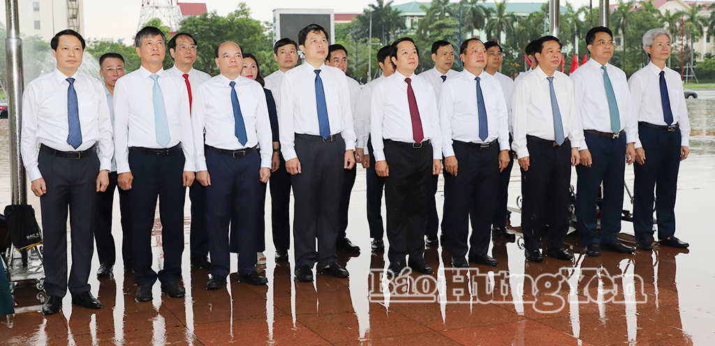 Các đồng chí: Phạm Quang Ngọc, Ủy viên Ban Chấp hành Trung ương Đảng, Bí thư Tỉnh ủy; Trần Quốc Toản, Phó Bí thư Thường trực Tỉnh ủy, Chủ tịch Ủy ban MTTQ Việt Nam tỉnh; Trần Quốc Văn, Phó Bí thư Tỉnh ủy, Chủ tịch HĐND tỉnh cùng các đại biểu dâng hoa tưởng niệm Tổng Bí thư Nguyễn Văn Linh.