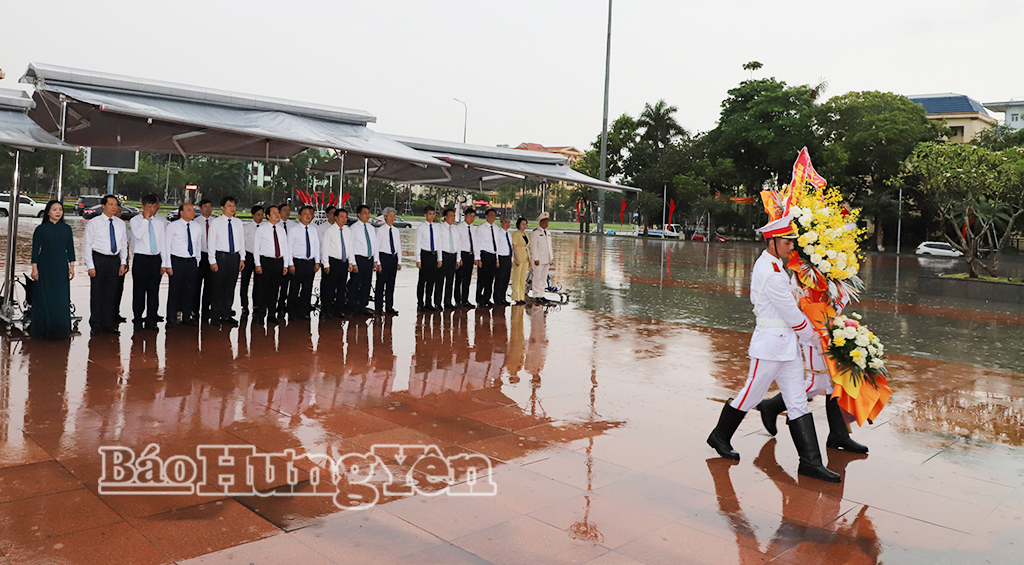 Các đồng chí: Phạm Quang Ngọc, Ủy viên Ban Chấp hành Trung ương Đảng, Bí thư Tỉnh ủy; Trần Quốc Toản, Phó Bí thư Thường trực Tỉnh ủy, Chủ tịch Ủy ban MTTQ Việt Nam tỉnh; Trần Quốc Văn, Phó Bí thư Tỉnh ủy, Chủ tịch HĐND tỉnh cùng các đại biểu dâng hoa tưởng niệm Tổng Bí thư Nguyễn Văn Linh.