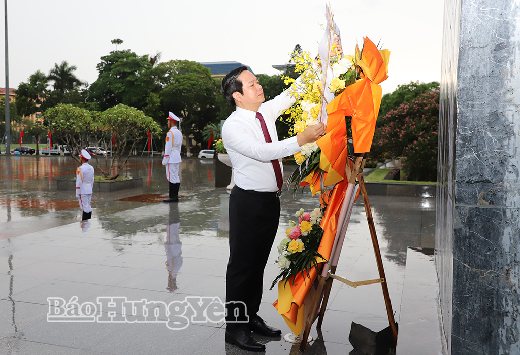 Đồng chí Phạm Quang Ngọc, Ủy viên Ban Chấp hành Trung ương Đảng, Bí thư Tỉnh ủy dâng hoa tưởng niệm Tổng Bí thư Nguyễn Văn Linh.