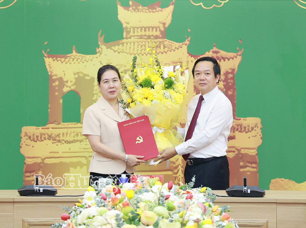 đồng chí Phạm Quang Ngọc, Ủy viên BCH Trung ương Đảng, Bí thư Tỉnh ủy trao quyết định và tặng hoa cho đồng chí Trần Thị Bích Hằng. Đồng chí Phạm Quang Ngọc, Ủy viên Ban Chấp Trung ương Đảng, Bí thư Tỉnh ủy trao quyết định và tặng hoa chúc mừng đồng chí Trần Thị Bích Hằng.