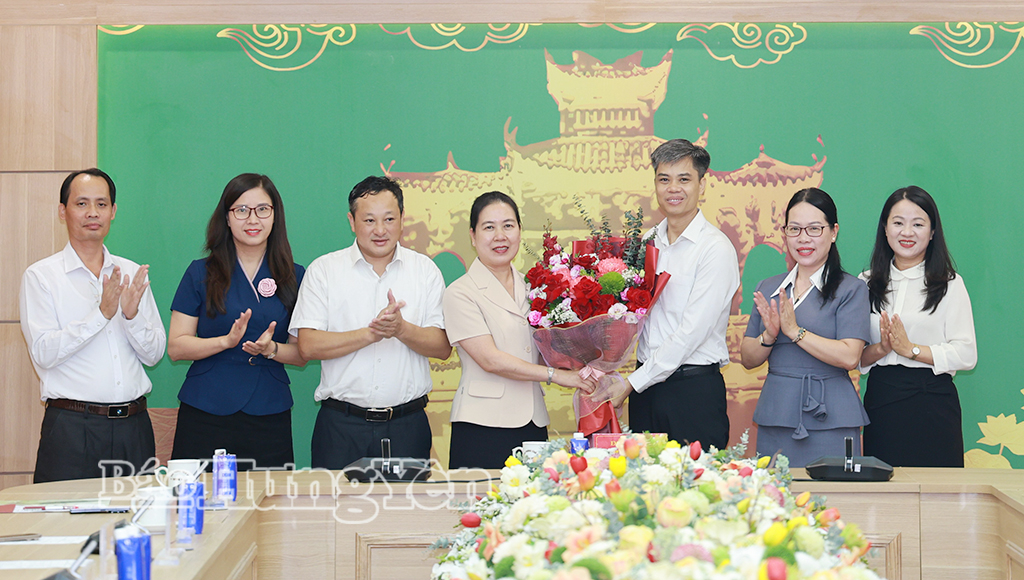 Lãnh đạo Ban Tuyên giáo và Dân vận Tỉnh ủy tặng hoa chúc mừng đồng chí Trần Thị Bích Hằng.