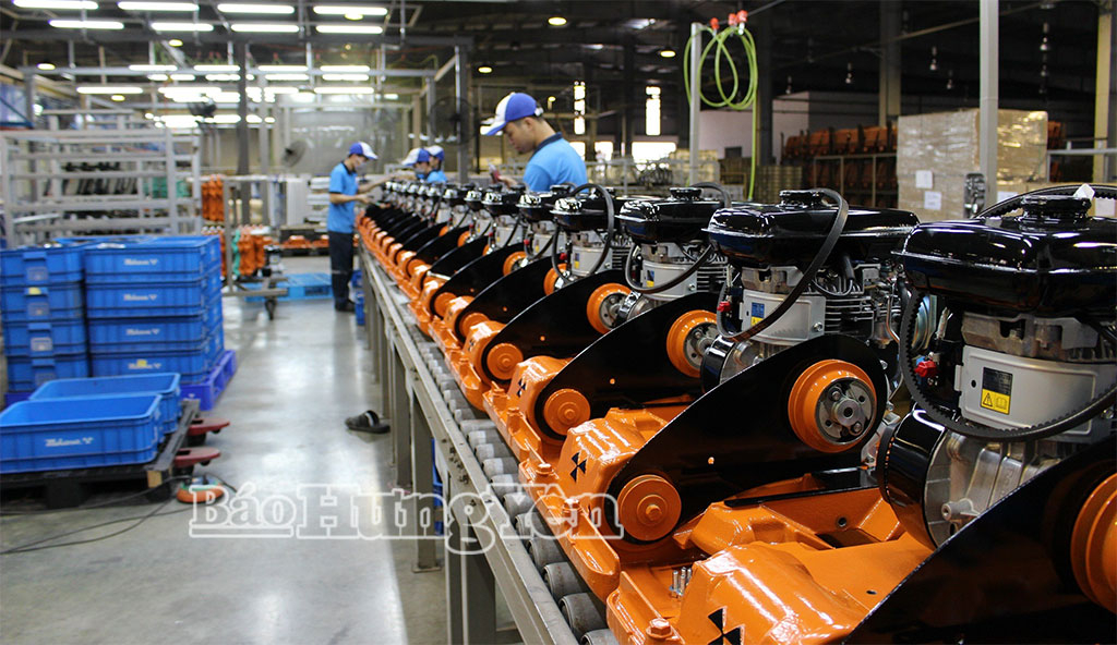 Người lao động Công ty TNHH Mikasa Việt Nam (khu công nghiệpThăng Long II) trong giờ sản xuất.