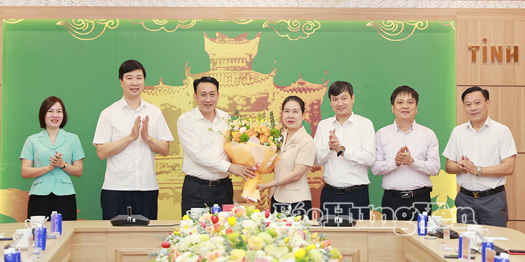 Lãnh đạo các cơ quan tham mưu, giúp việc Tỉnh ủy tặng hoa chúc mừng đồng chí Trần Thị Bích Hằng.