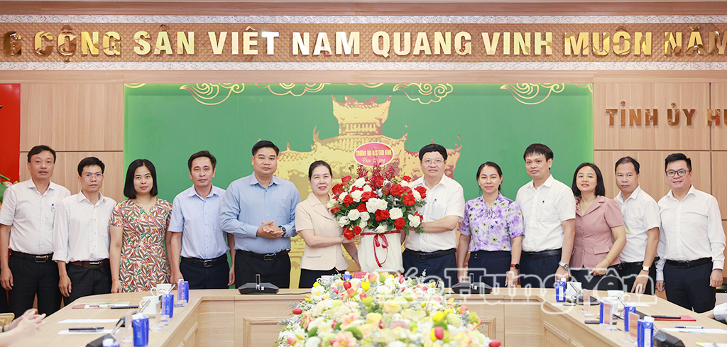 Đại diện Trường Đại học Thái Bình tặng hoa chúc mừng đồng chí Trần Thị Bích Hằng.