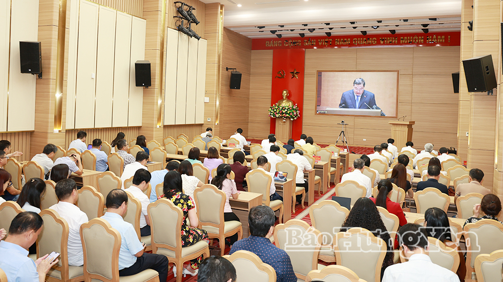 Toàn cảnh hội nghị tại điểm cầu trụ sở Tỉnh ủy Hưng Yên. Các đại biểu dự hội nghị tại điểm cầu trụ sở Tỉnh ủy Hưng Yên. Các đại biểu dự hội nghị tại điểm cầu trụ sở Tỉnh ủy Hưng Yên.