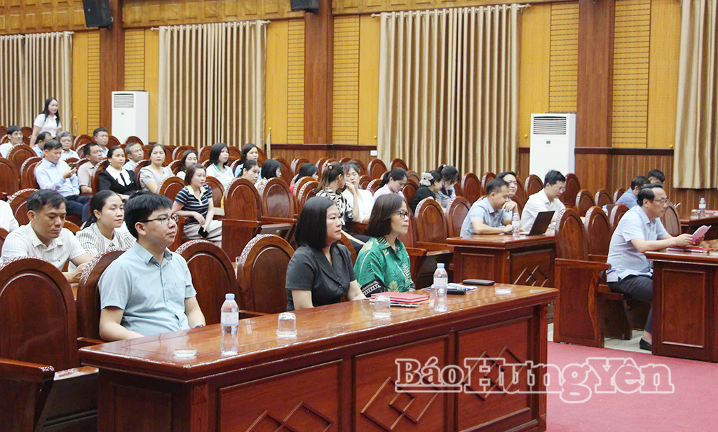 Các đại biểu dự hội nghị tại điểm cầu xã Lạc Đạo.