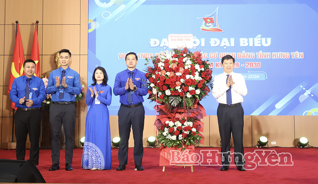 Đồng chí Trần Quốc Toản, Phó Bí thư Thường trực Tỉnh ủy, Chủ tịch Ủy ban MTTQ Việt Nam tỉnh tặng hoa chúc mừng Đại hội.