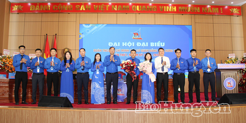 Lãnh đạo Đảng ủy các cơ quan Đảng tỉnh, lãnh đạo Tỉnh đoàn tặng hoa chúc mừng Ban Chấp hành Đoàn TNCS Hồ Chí Minh các cơ quan Đảng tỉnh Hưng Yên khóa I, nhiệm kỳ 2026 - 2030. 