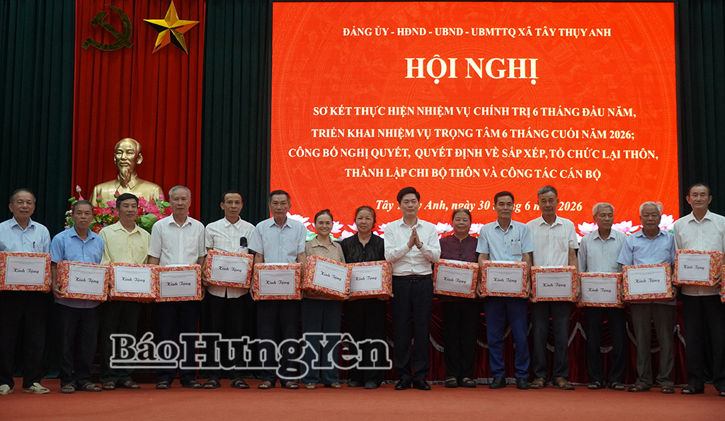 Lãnh đạo xã Tây Thụy Anh tặng quà chia tay cán bộ các thôn nghỉ công tác.