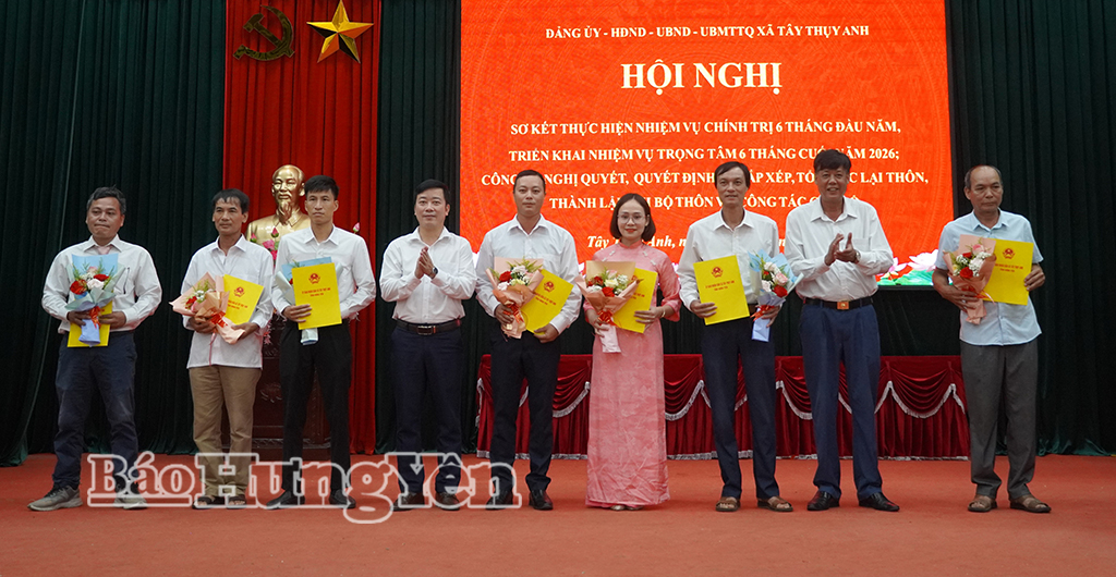 Lãnh đạo xã Tây Thụy Anh trao quyết định cho các đồng chí trưởng thôn sau sắp xếp thôn. 