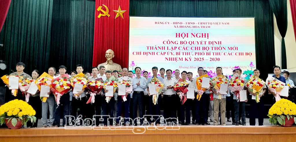 Lãnh đạo xã Hoàng Hoa Thám tặng hoa chúc mừng các Bí thư, Phó bí thư chi bộ 7 thôn mới được thành lập.