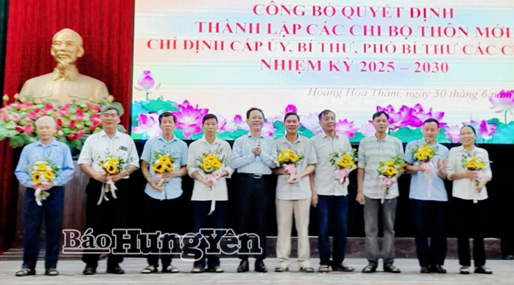 Lãnh đạo xã Hoàng Hoa Thám tặng hoa chia tay những đồng chí Bí thư chi bộ thôn trước đây không tái cử. Ảnh: Ngọc Bích