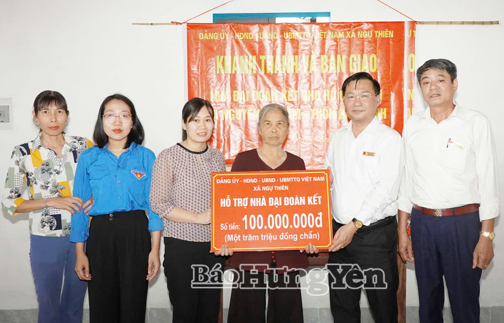 Lãnh đạo xã Ngự Thiên trao kinh phí xây dựng nhà đại đoàn kết tặng bà Nguyễn Thị Tâm, thôn Hà Thanh.