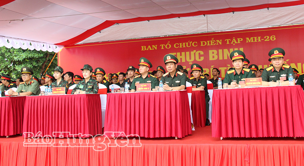 Các đại biểu tham quan nội dung thực binh: Công an phường Mỹ Hào thực hành xử trí tình huống A2.
