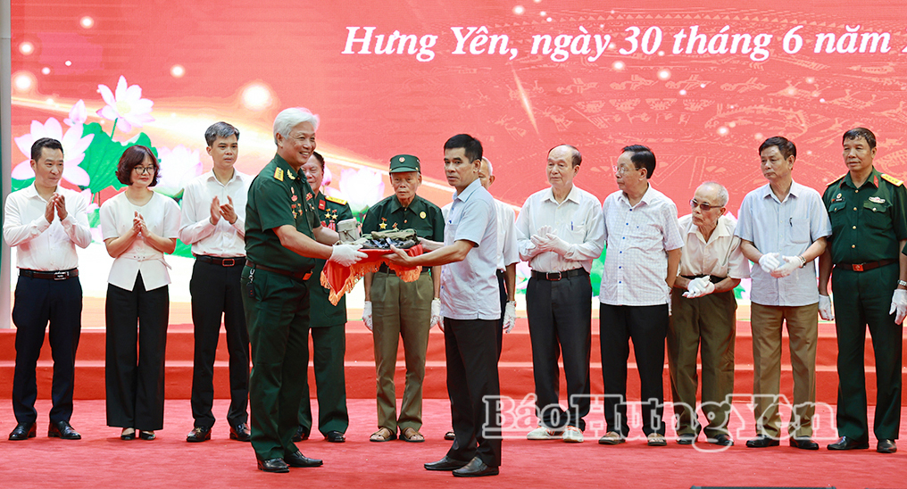 Các cá nhân hiến tặng tài liệu, tư liệu, hiện vật xây dựng Bảo tàng Đảng Cộng sản Việt Nam.