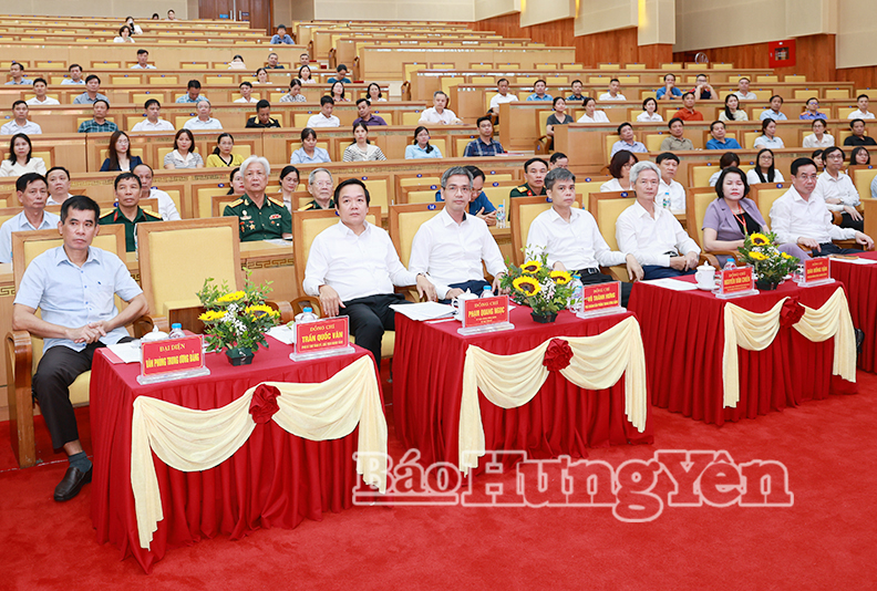 Đồng chí Phạm Quang Ngọc, Ủy viên Ban Chấp hành Trung ương Đảng, Bí thư Tỉnh ủy cùng các đại biểu dự hội nghị.