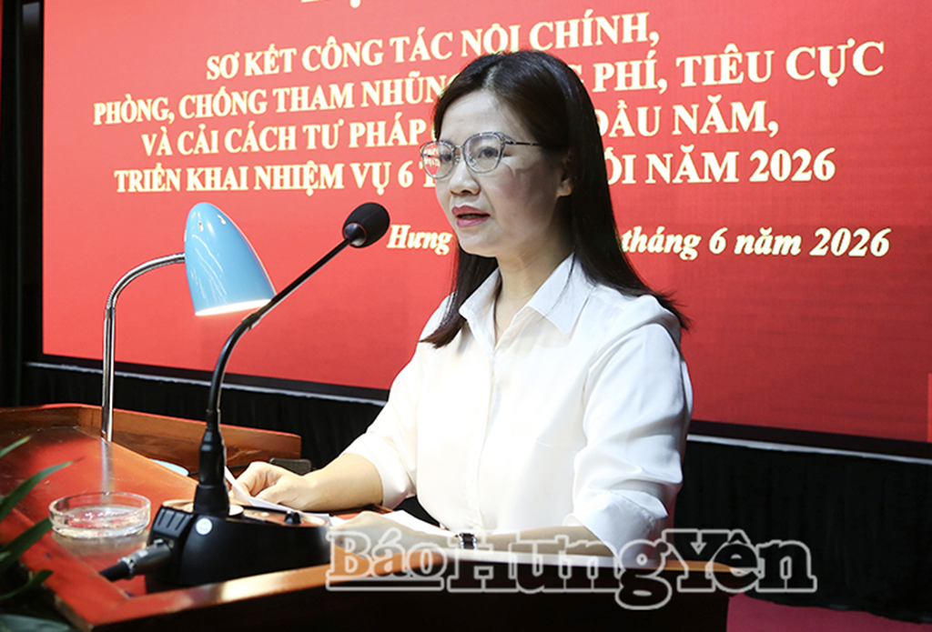 Lãnh đạo Ban Nội chính Tỉnh ủy trình bày báo cáo tại hội nghị.