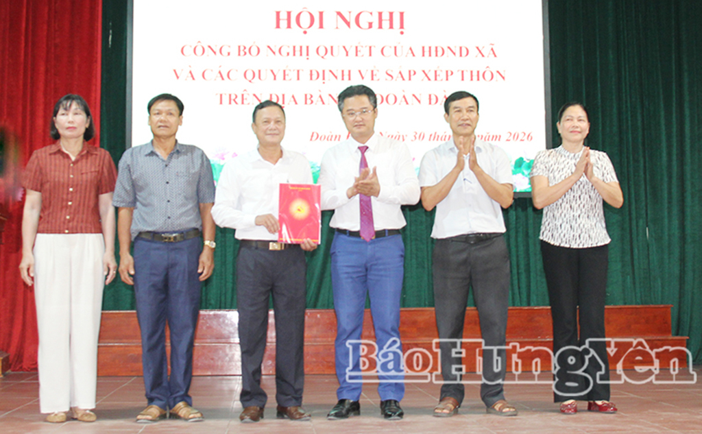 Lãnh đạo xã Đoàn Đào trao quyết định chỉ định cấp ủy, bí thư, phó bí thư các chi bộ nhiệm kỳ 2025 – 2030.