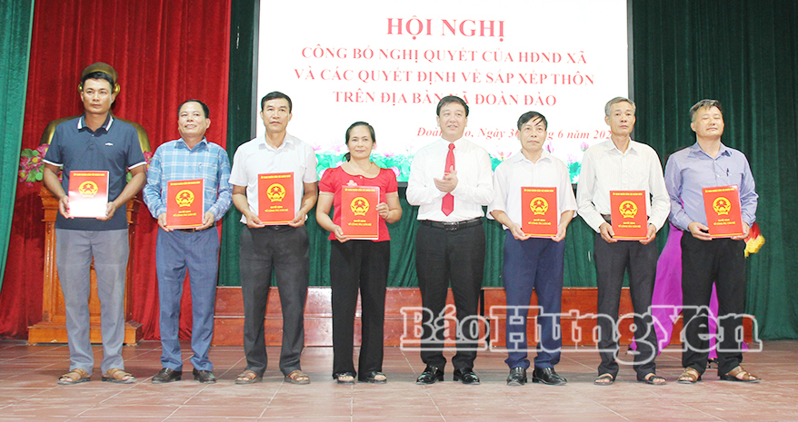 Lãnh đạo xã Đoàn Đào trao quyết định chỉ định trưởng thôn lâm thời của các thôn.