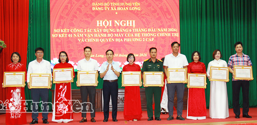 Khen thưởng các tập thể, cá nhân có thành tích xuất sắc trong triển khai thực hiện sắp xếp, vận hành bộ máy của hệ thống chính trị và chính quyền  địa phương 2 cấp.