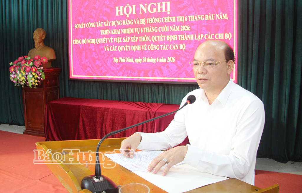 Đồng chí Đặng Thanh Giang, Ủy viên Ban Thường vụ Tỉnh ủy, Phó Chủ tịch HĐND tỉnh phát biểu tại hội nghị.