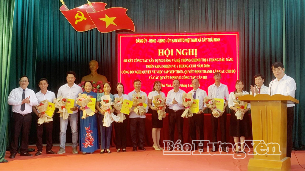 Lãnh đạo xã Tây Thái Ninh trao quyết định cho cấp ủy các chi bộ thôn.