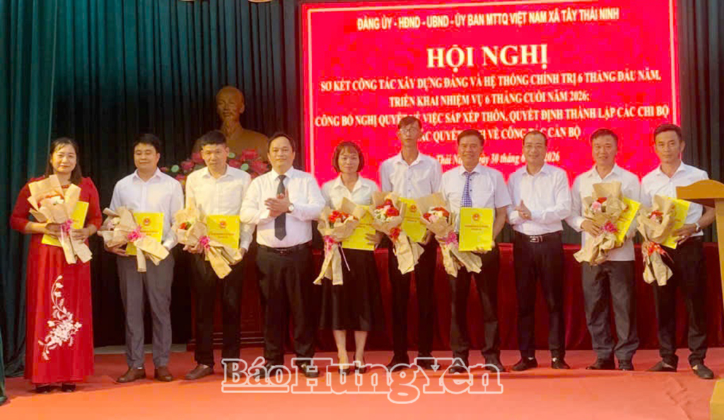 Lãnh đạo xã Tây Thái Ninh trao quyết định cho các trưởng thôn.