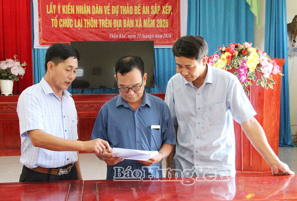 Người dân thôn Nội Thôn tìm hiểu, nghiên cứu để tham gia đặt tên thôn mới.
