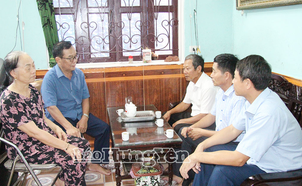 Cán bộ xã Thần Khê cùng cán bộ thôn đến từng hộ dân để lắng nghe tâm tư nguyện vọng của người dân khi sắp xếp, tổ chức lại các thôn.