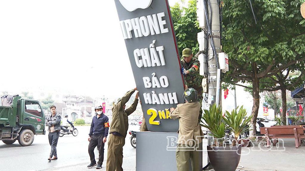 Lực lượng chức năng phường Phố Hiến giải tỏa các trường hợp vi phạm lấn chiếm vỉa hè.