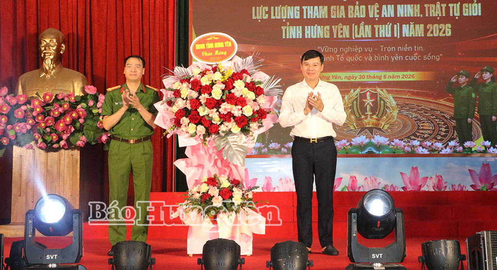 Đồng chí Nguyễn Lê Huy, Ủy viên Ban Thường vụ Tỉnh ủy, Phó Chủ tịch Thường trực UBND tỉnh, Trưởng Ban Chỉ đạo hội thi tặng hoa chúc mừng.