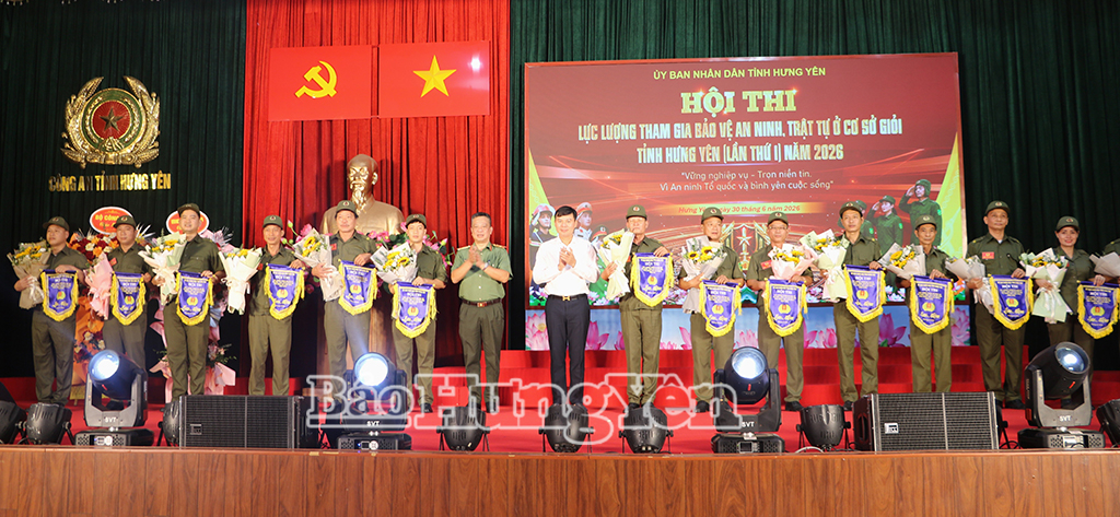 Các đồng chí Ủy viên Ban Thường vụ Tỉnh ủy: Nguyễn Lê Huy, Phó Chủ tịch Thường trực UBND tỉnh, Trưởng Ban Chỉ đạo hội thi; Thiếu tướng Trần Xuân Ánh, Giám đốc Công an tỉnh, Phó Trưởng ban Thường trực Ban Chỉ đạo hội thi tặng hoa và cờ lưu niệm cho các đội thi. 
