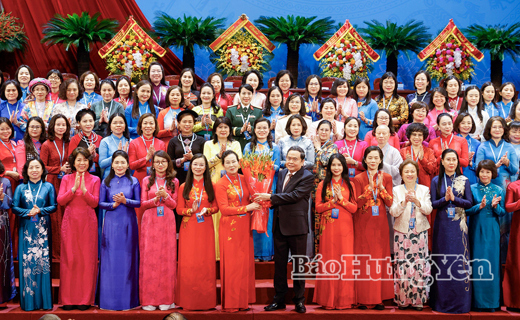 Đồng chí Vũ Hồng Luyến, Phó Chủ tịch Ủy ban MTTQ Việt Nam tỉnh, Chủ tịch Hội LHPN tỉnh Hưng Yên và các Ủy viên Ban Chấp hành Trung ương Hội LHPN Việt Nam khóa XIV ra mắt Đại hội.