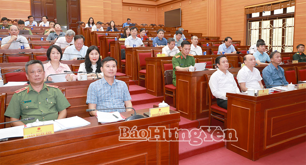 Đồng chí Phạm Quang Ngọc, Ủy viên Ban Chấp hành Trung ương Đảng, Bí thư Tỉnh ủy và các đại biểu dự phiên họp tại điểm cầu tỉnh Hưng Yên. 