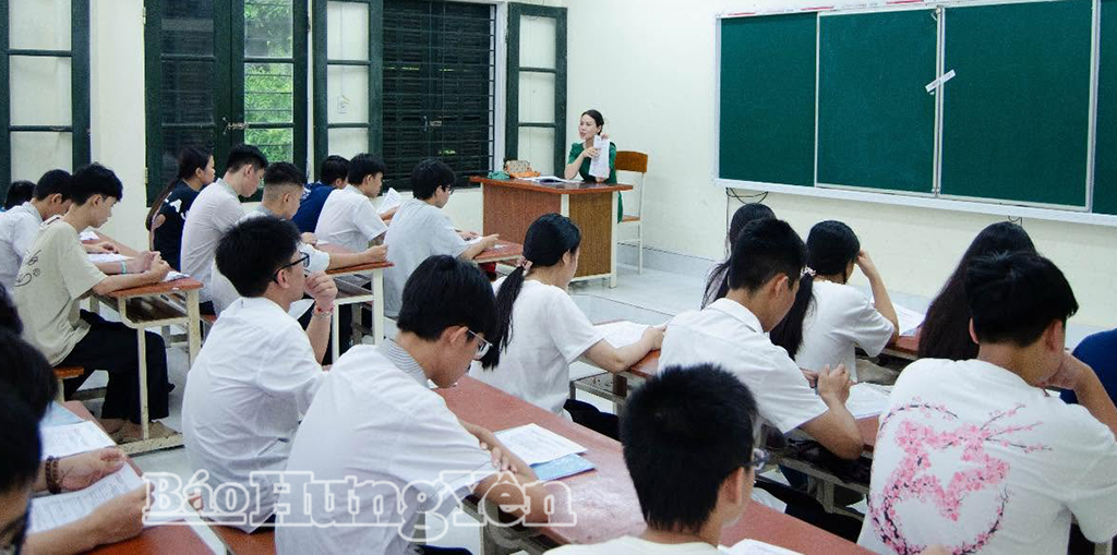 Giáo viên Trường THPT Lê Quý Đôn (phường Trần Hưng Đạo) hướng dẫn đăng ký xác nhận nhập học đối với thí sinh trúng tuyển vào lớp 10 (đợt 1) năm học 2026-2027.
