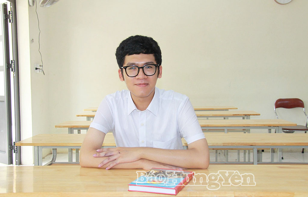 Em Hoàng Quang Minh, học sinh lớp 12A1, Trường THPT Ân Thi - 1 trong 3 thủ khoa khối A01 toàn quốc với số điểm 29,75.