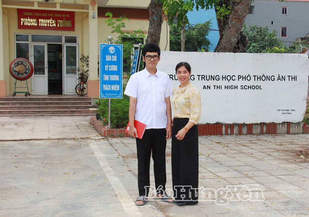 Hoàng Quang Minh cùng cô giáo  Nguyễn Thị Loan, Hiệu trưởng Trường THPT Ân Thi.